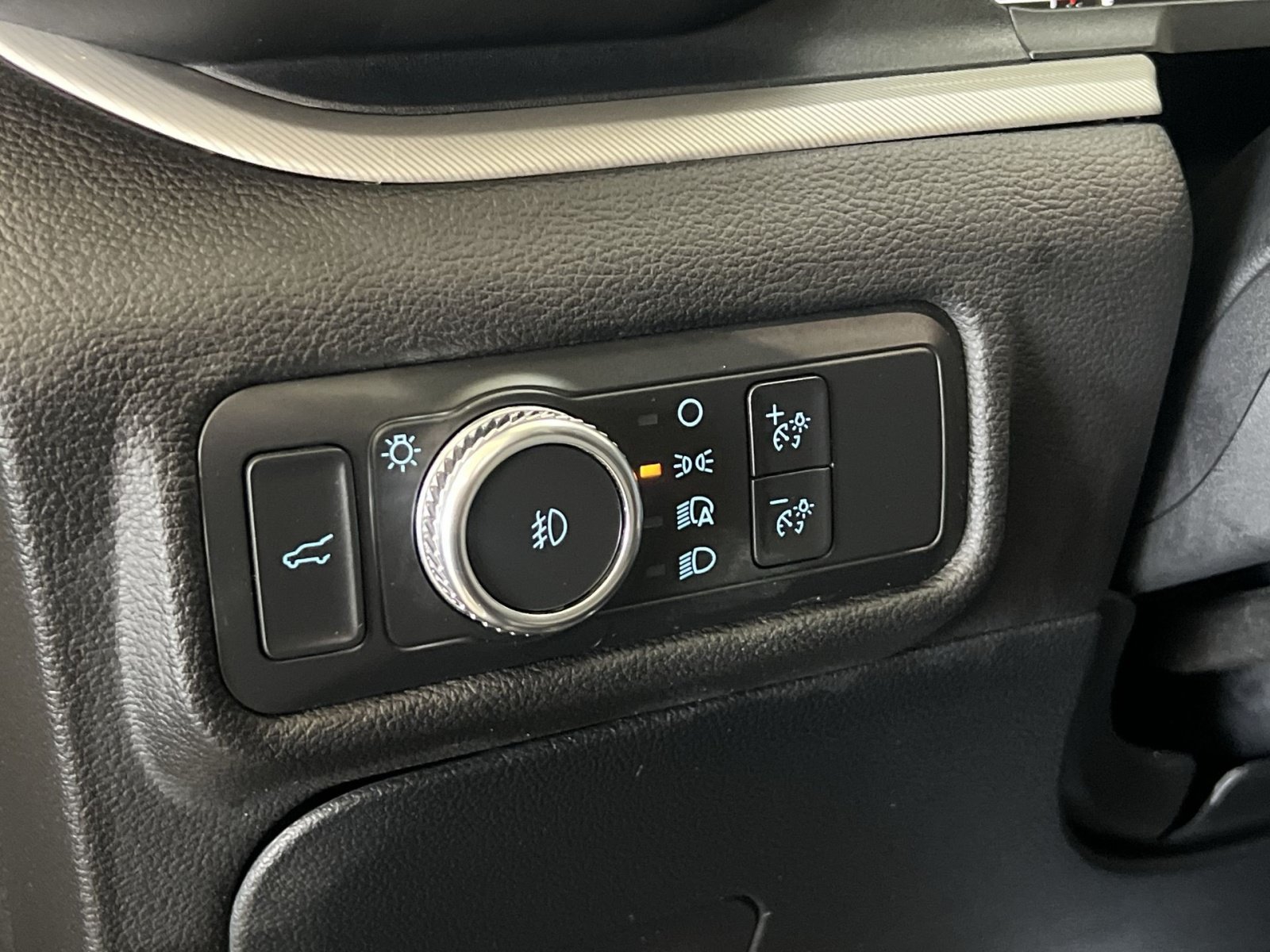 Used 2022 Ford Explorer XLT w/ Equipment Group 202A AWD/4WD image 38
