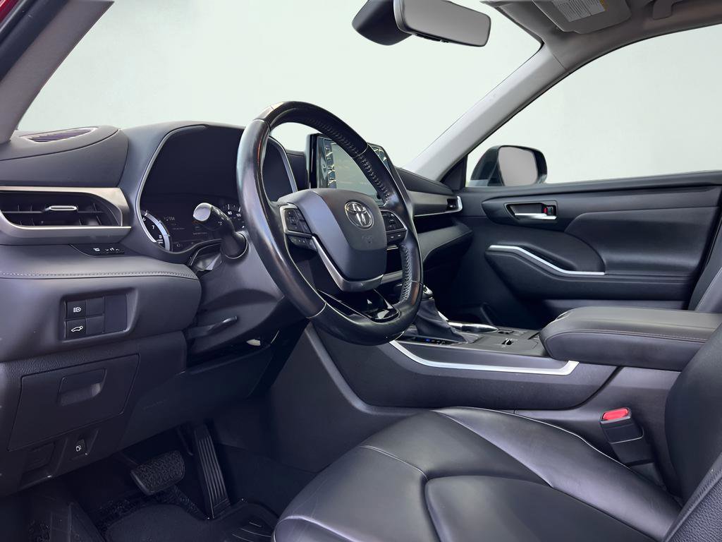 Used 2020 Toyota Highlander XLE image 2