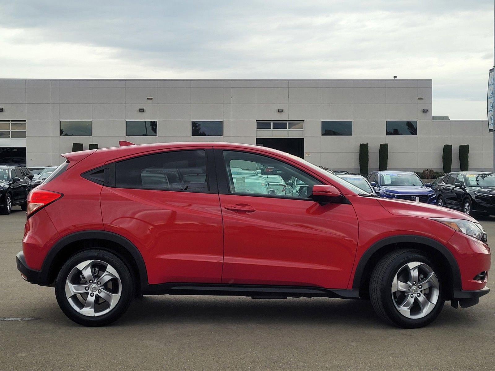 Used 2017 Honda HR-V EX image 3