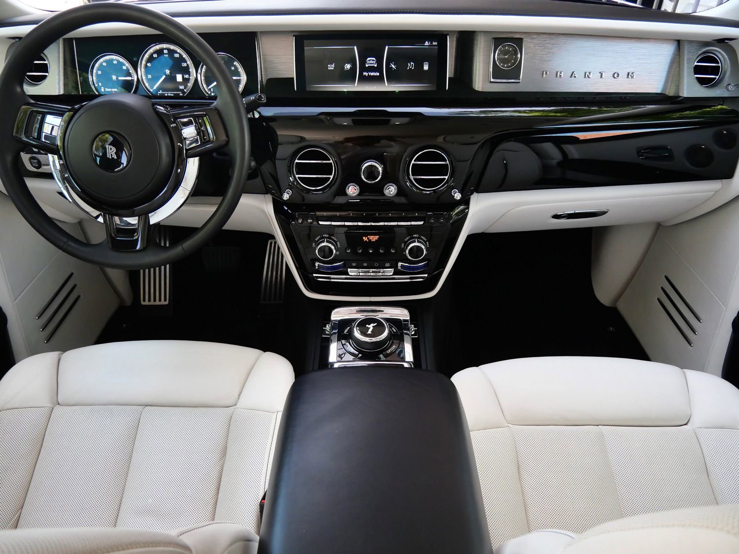 Used 2022 Rolls-Royce Phantom Extended Wheelbase w/ The Phantom Package RWD image 4