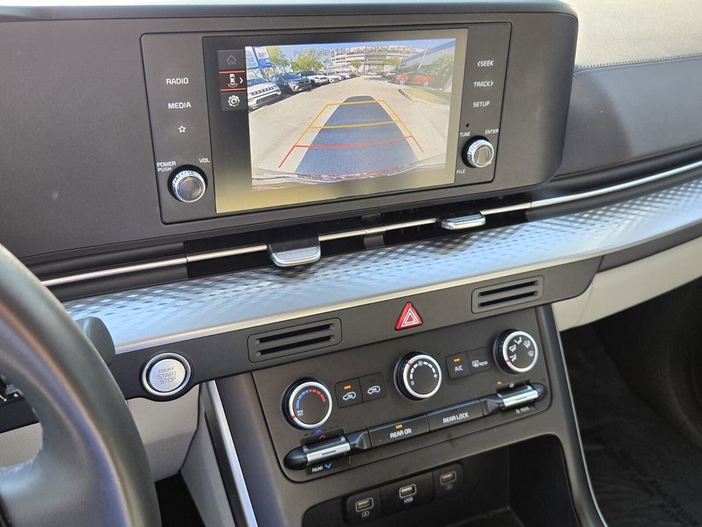 Used 2024 Kia Carnival LX image 21