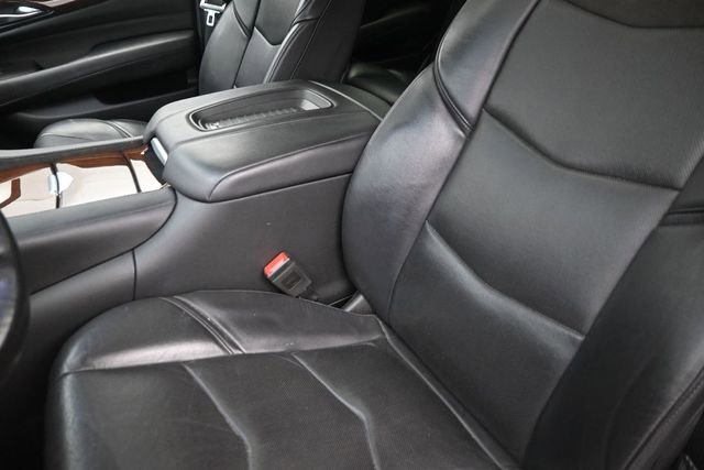 Used 2019 Cadillac Escalade Premium Luxury w/ Escalade Sport Edition AWD/4WD image 17