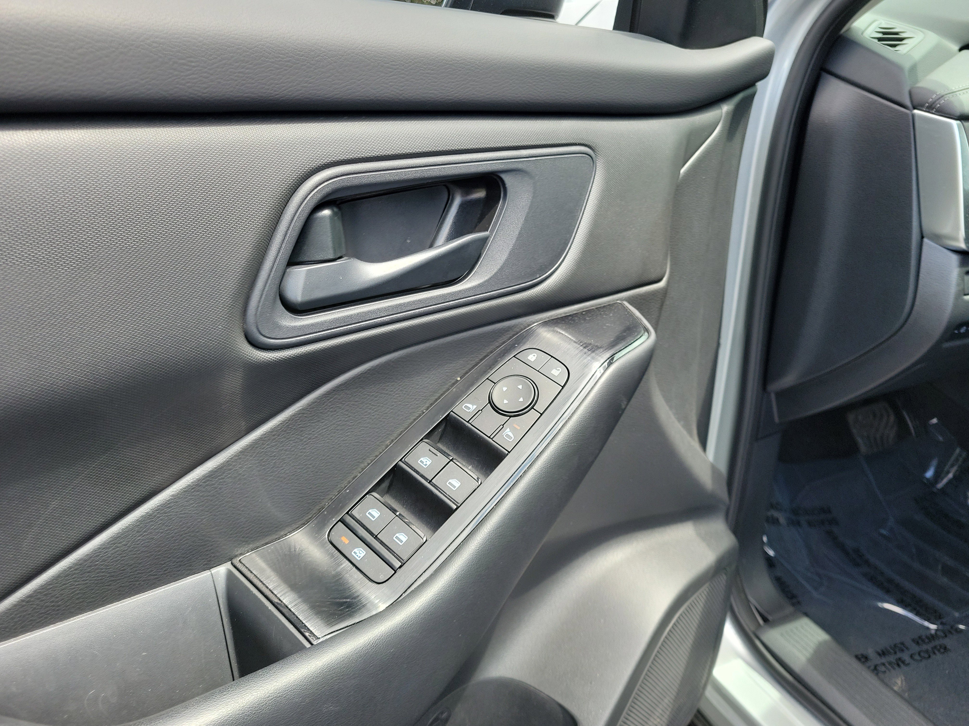 Used 2025 Nissan Rogue S AWD/4WD image 18