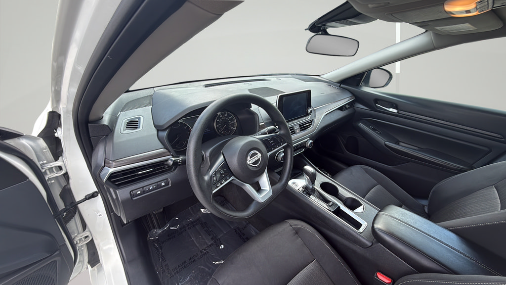 Used 2025 Nissan Altima 2.5 SV FWD image 13