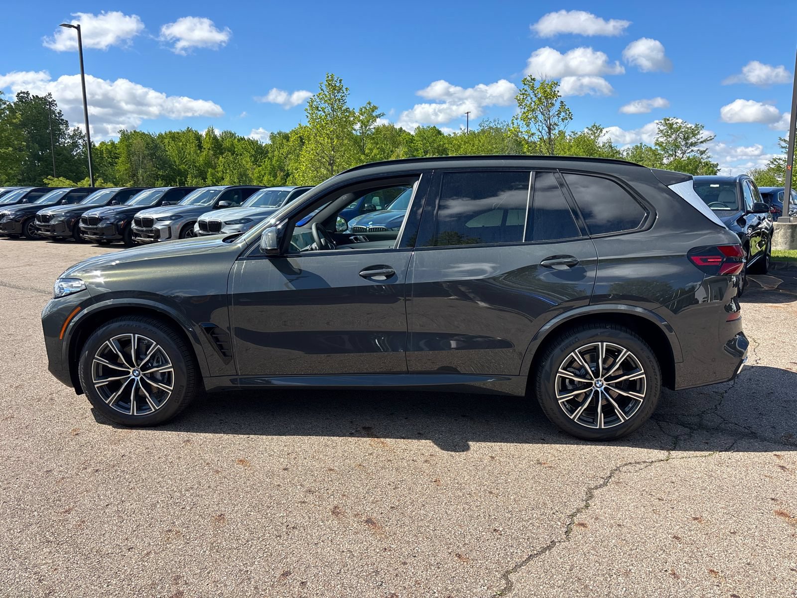 New 2026 BMW X5 xDrive40i w/ M Sport Package AWD/4WD image 8