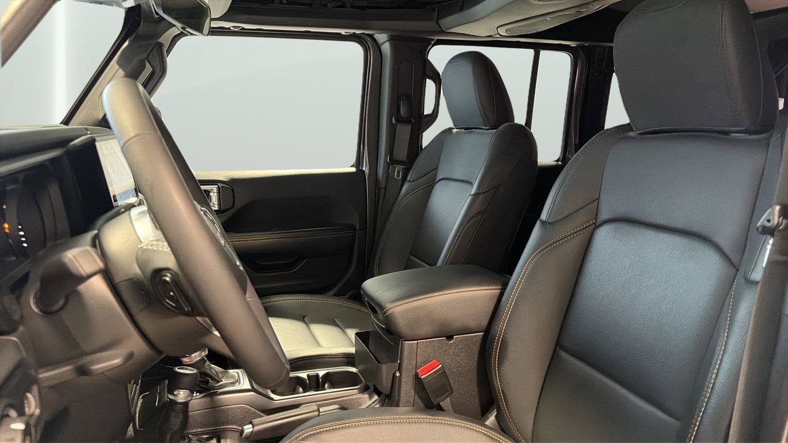 Used 2025 Jeep Wrangler Unlimited Sahara AWD/4WD image 10