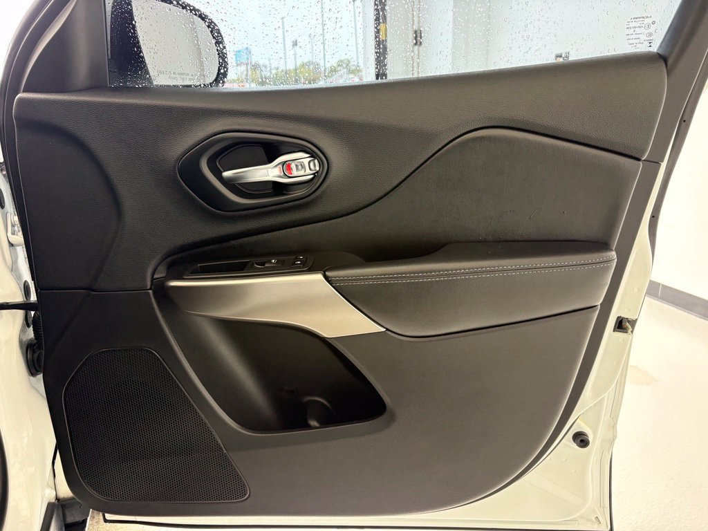 Used 2020 Jeep Cherokee Latitude FWD image 35