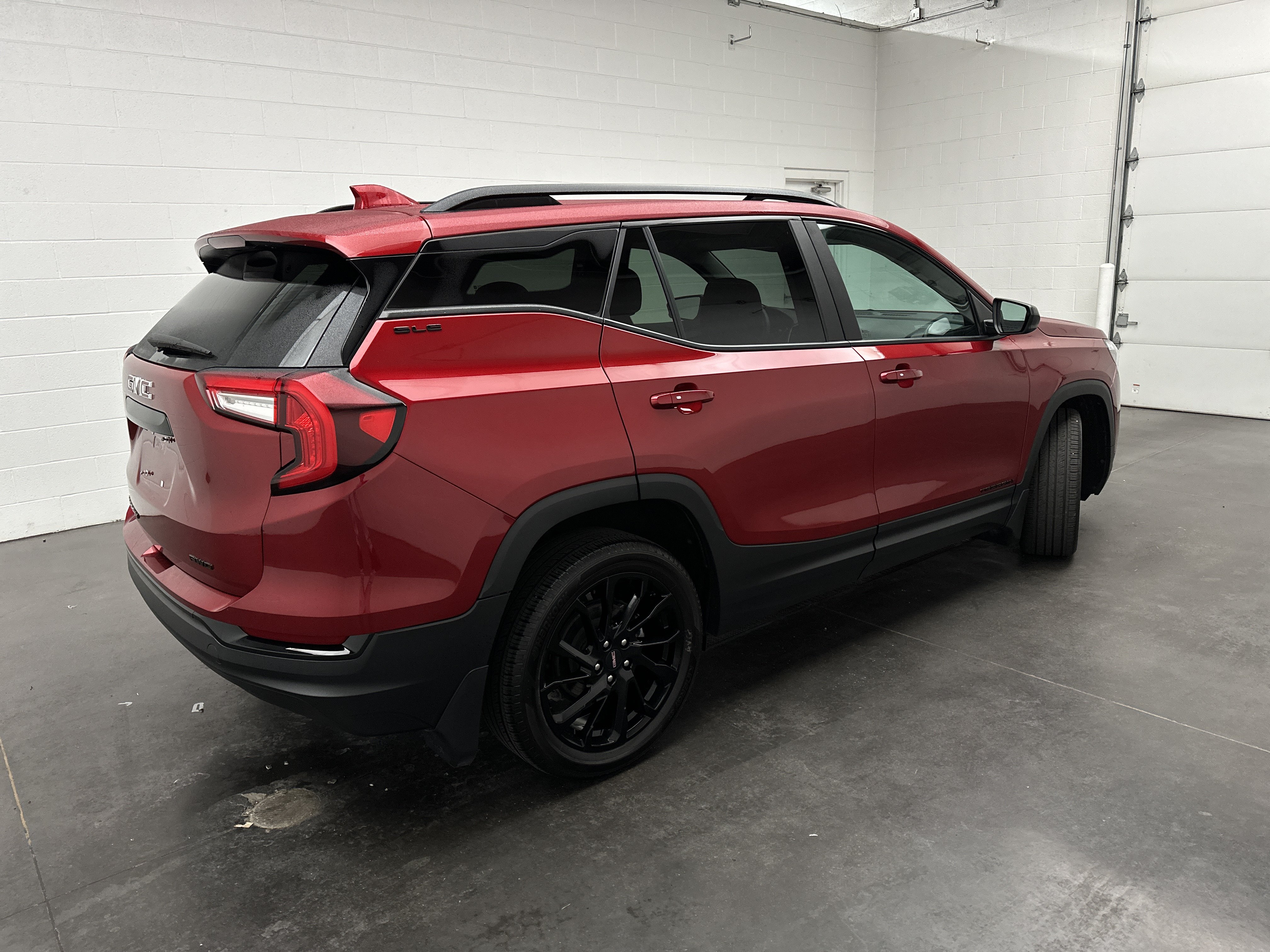 Used 2024 GMC Terrain SLE w/ Elevation Edition AWD/4WD image 6