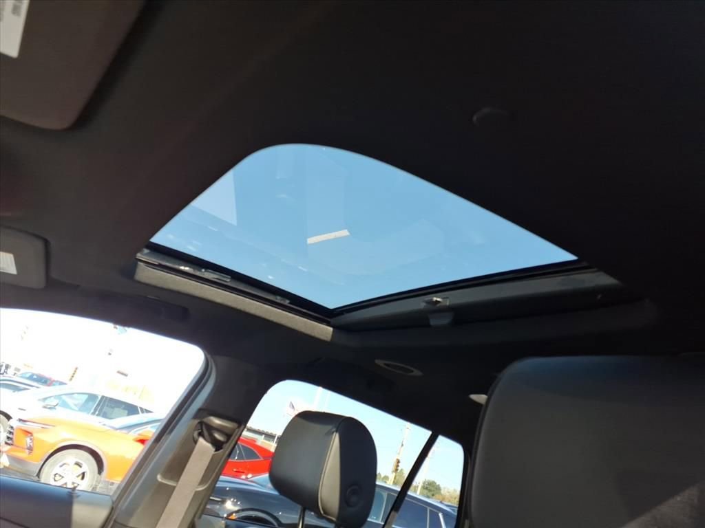 Used 2023 Chevrolet Traverse RS image 10