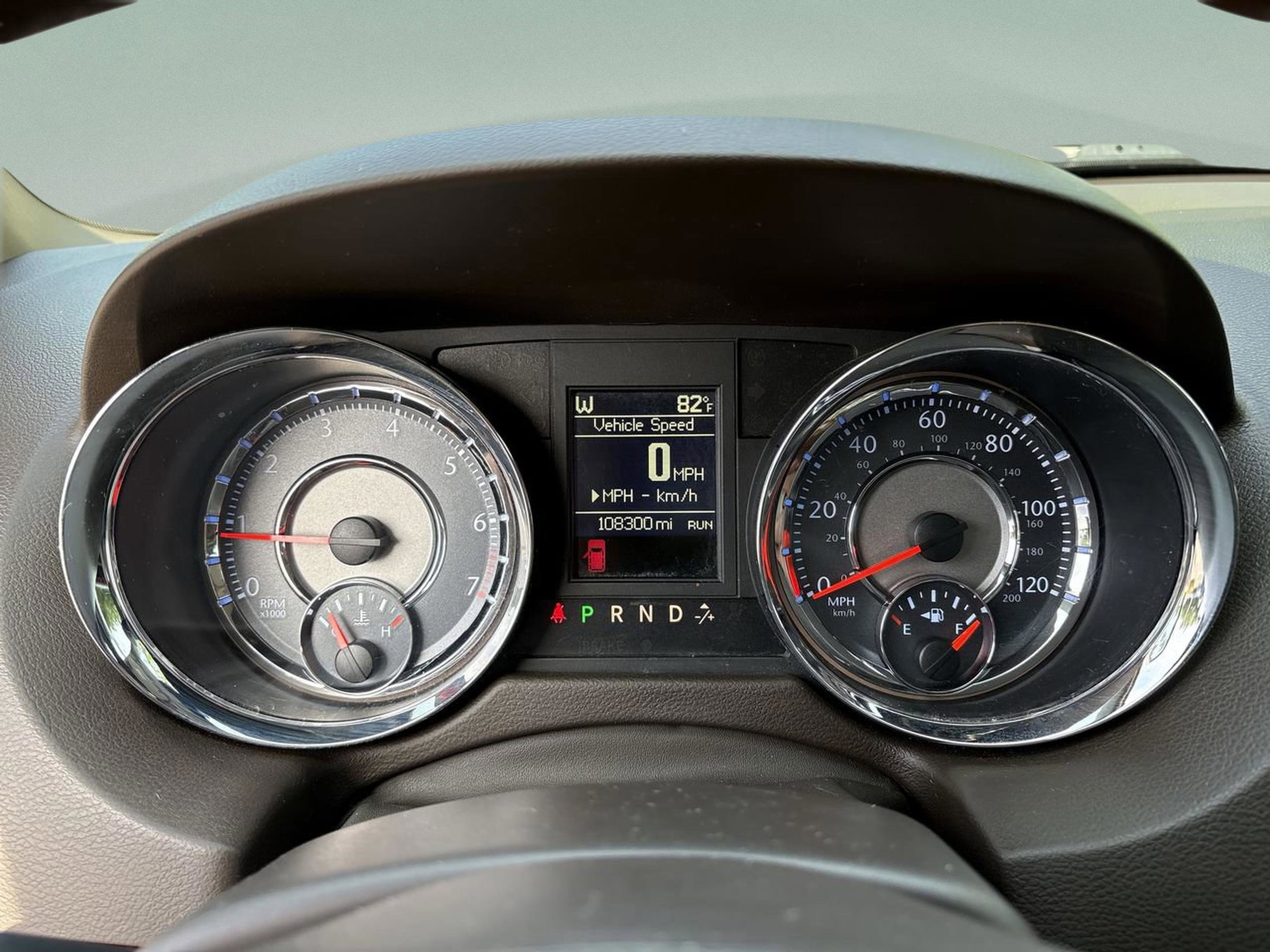 Used 2015 Chrysler Town & Country Limited Platinum FWD image 12