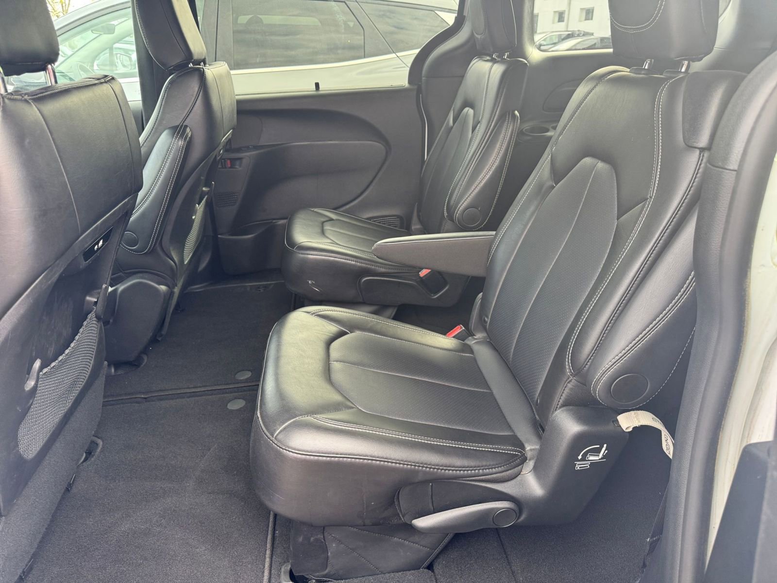 Used 2025 Chrysler Pacifica Select image 27