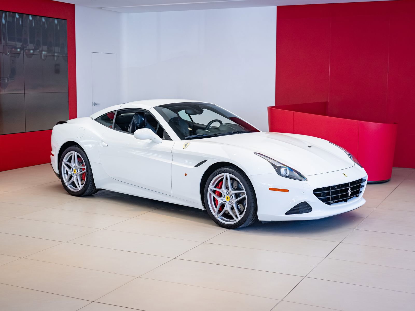 Used 2016 Ferrari California T image 30