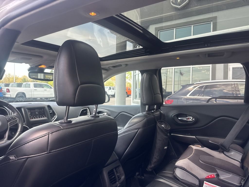 Used 2019 Jeep Cherokee Latitude Plus w/ Comfort/Convenience Group AWD/4WD image 3