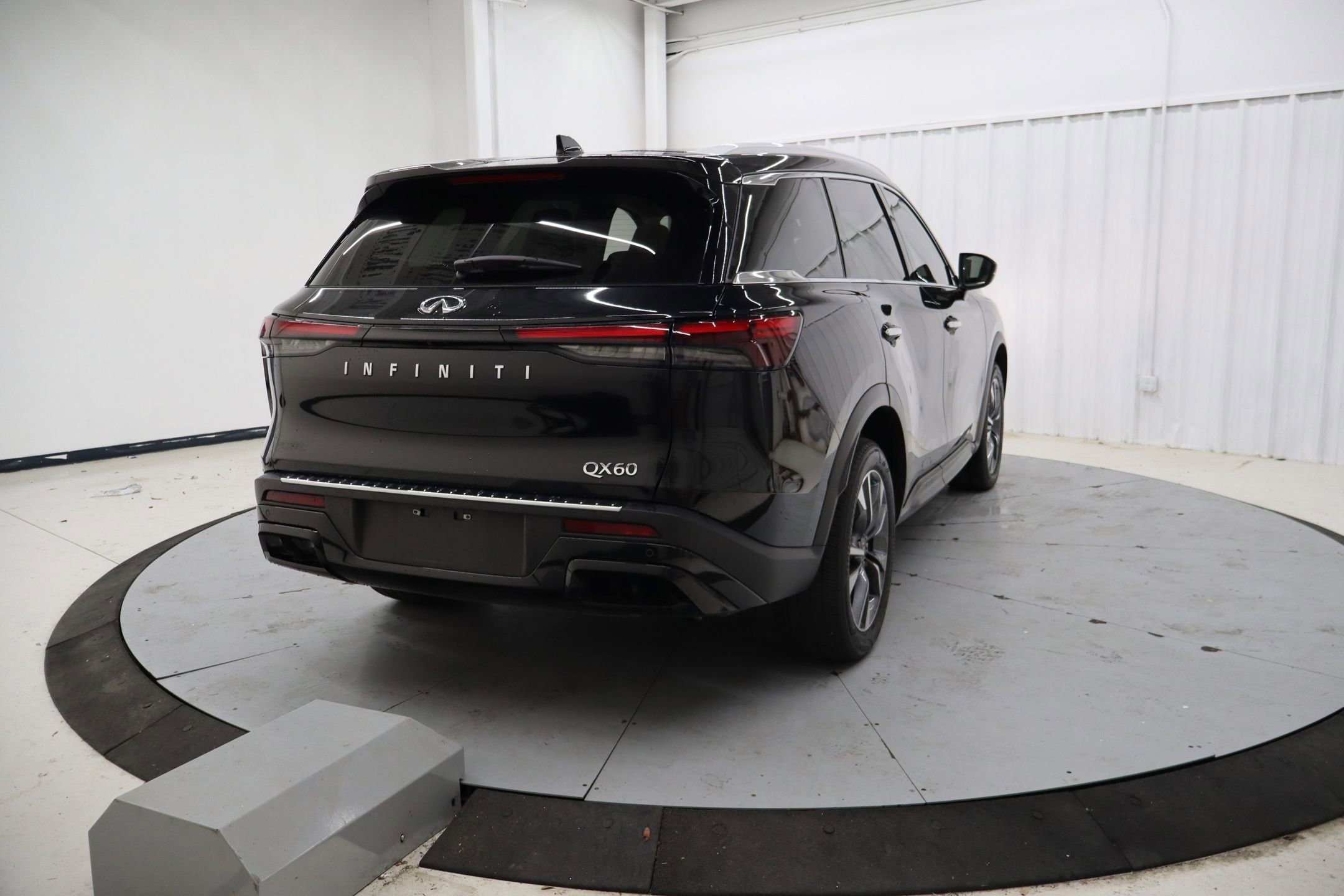 Used 2023 INFINITI QX60 Luxe w/ Performance Audio Package image 4