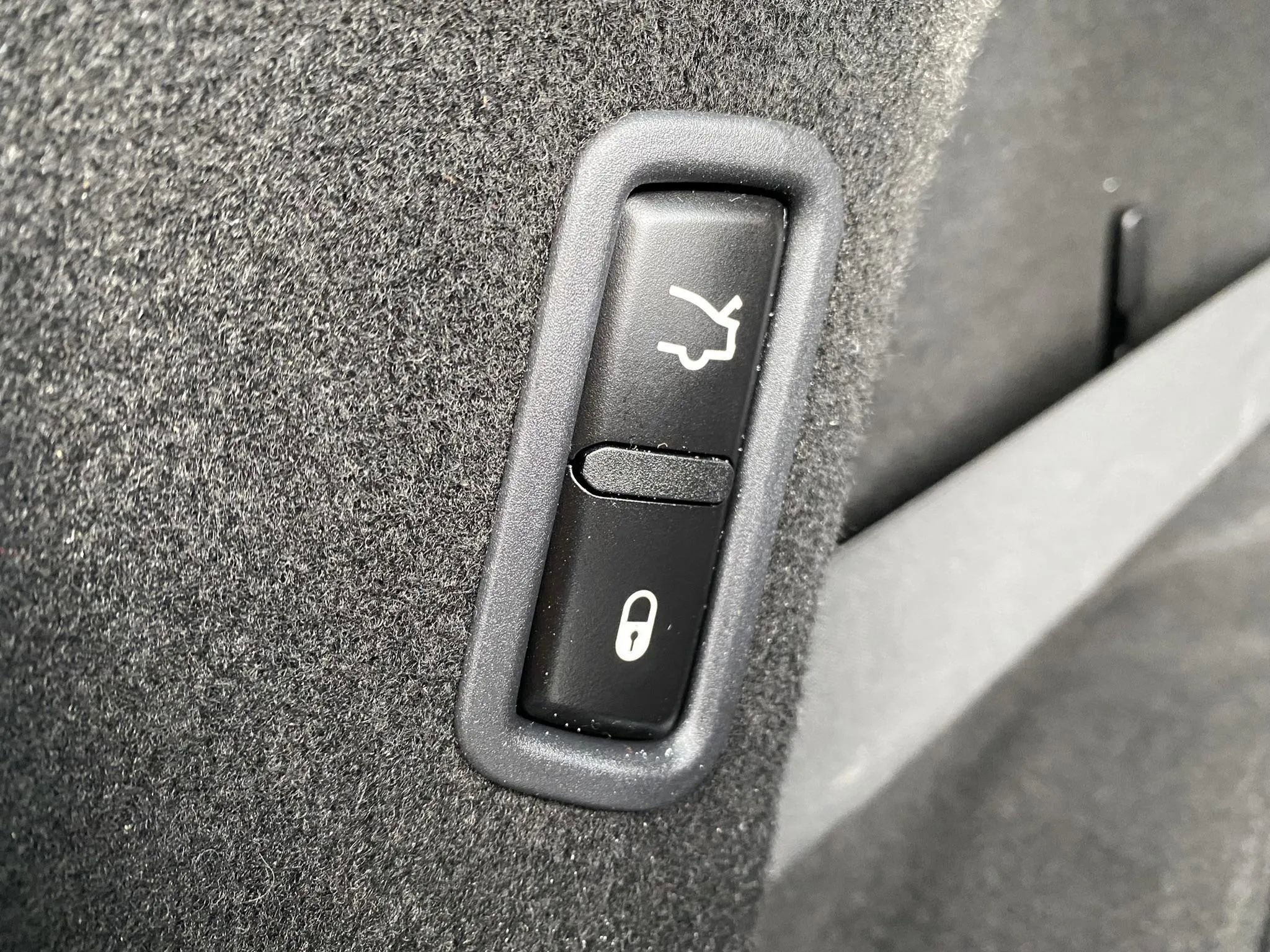 Used 2018 Maserati Levante image 11
