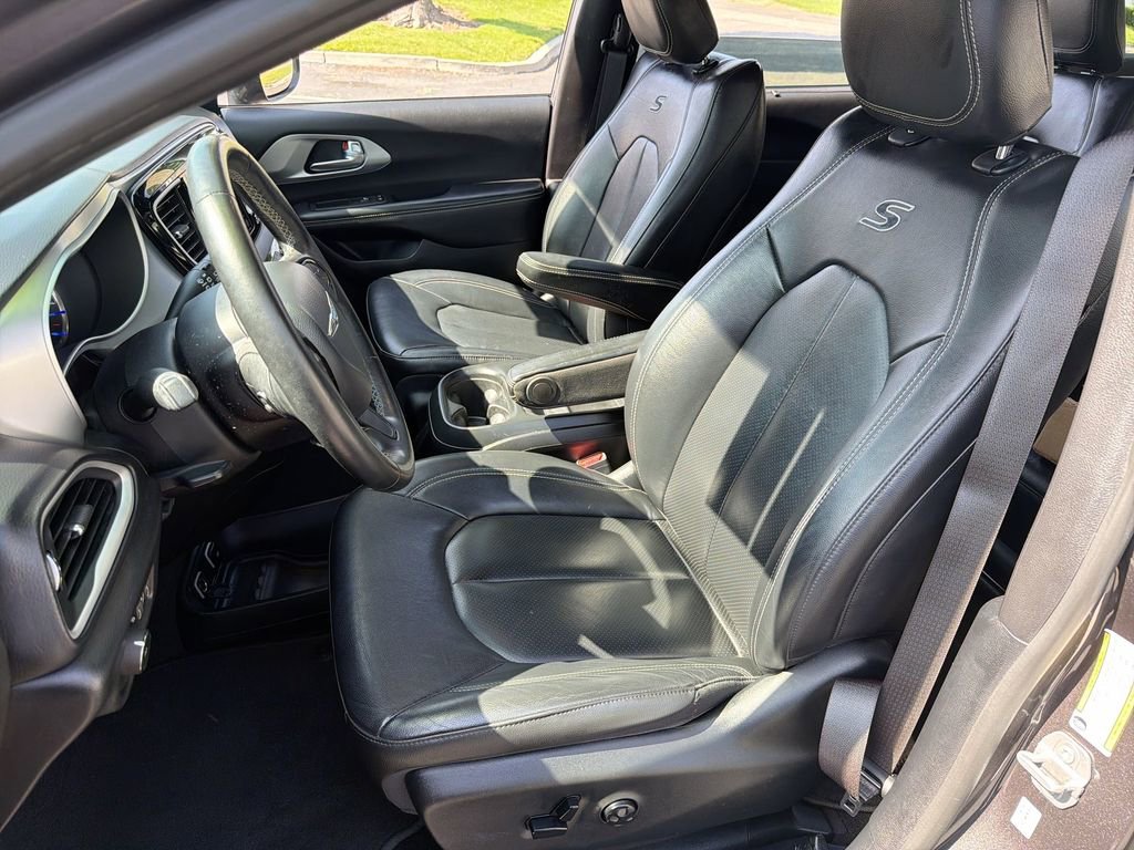 Used 2020 Chrysler Pacifica Touring-L w/ S Appearance Package FWD image 13