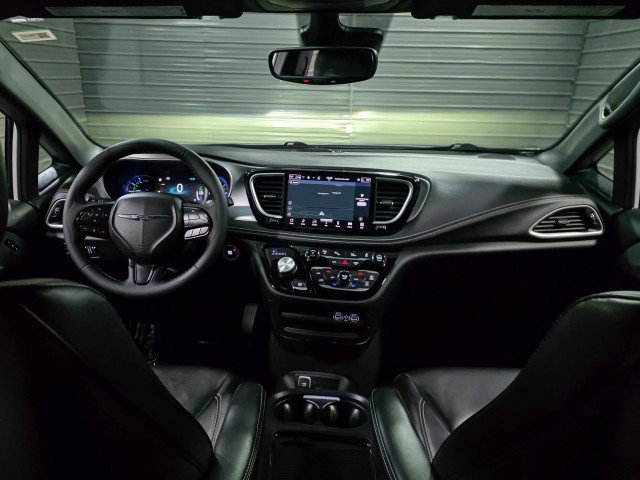 Used 2024 Chrysler Pacifica Limited image 11