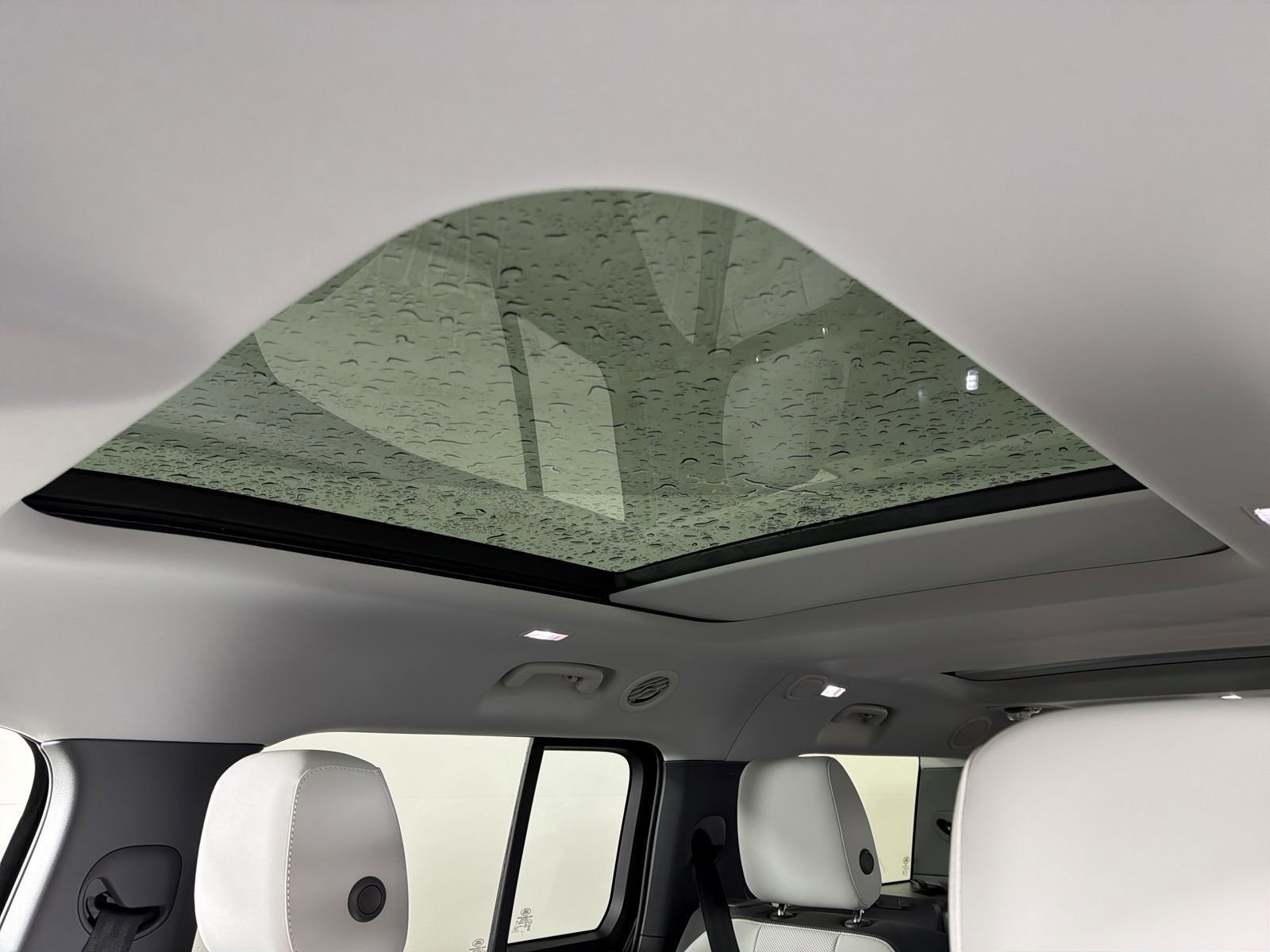 New 2025 Land Rover Defender 130 X-Dynamic SE image 9