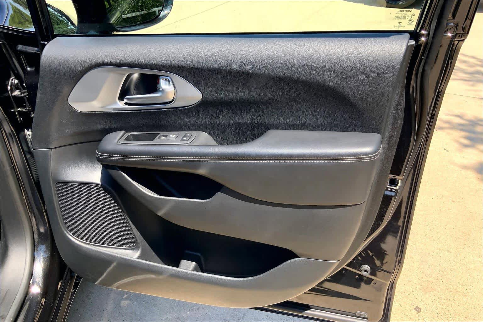 Used 2019 Chrysler Pacifica Touring Plus w/ S Appearance Package FWD image 22