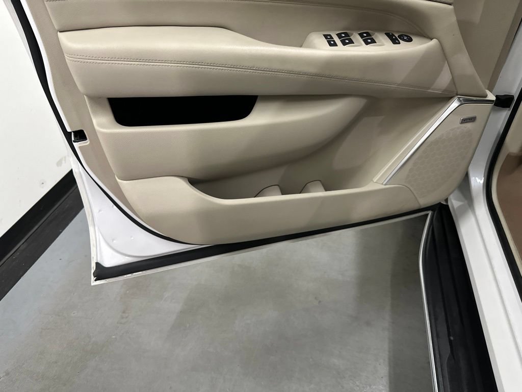 Used 2019 Cadillac Escalade Luxury AWD/4WD image 41
