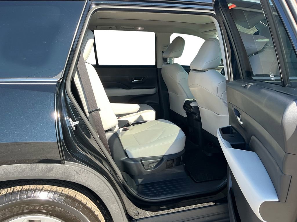 Used 2025 Toyota Grand Highlander AWD image 23