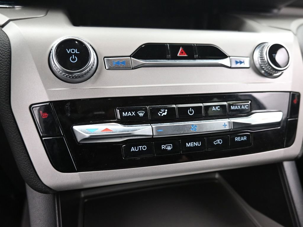 Used 2023 Ford Explorer XLT image 17