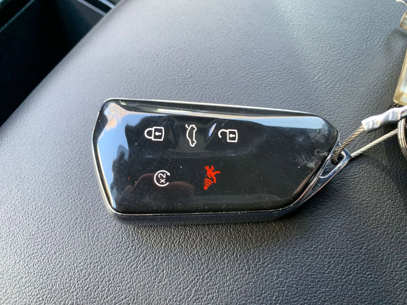 Used 2025 Volkswagen Atlas Cross Sport SE image 22