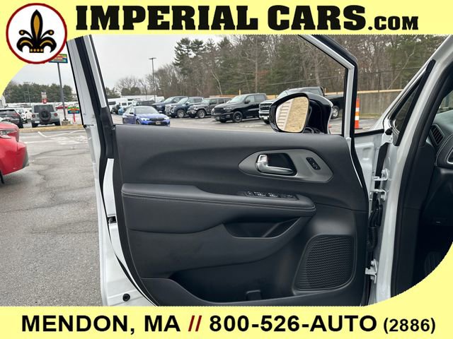 New 2026 Chrysler Pacifica Select image 20