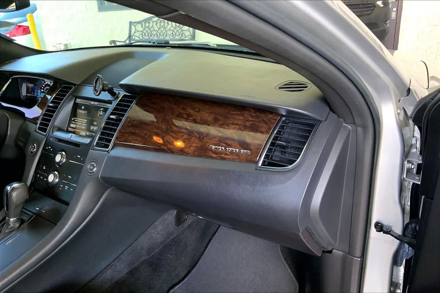 Used 2014 Ford Taurus Limited FWD image 17