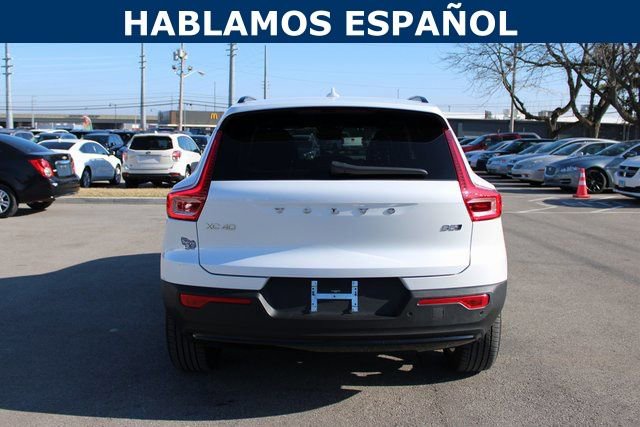 Used 2025 Volvo XC40 B5 Plus image 4
