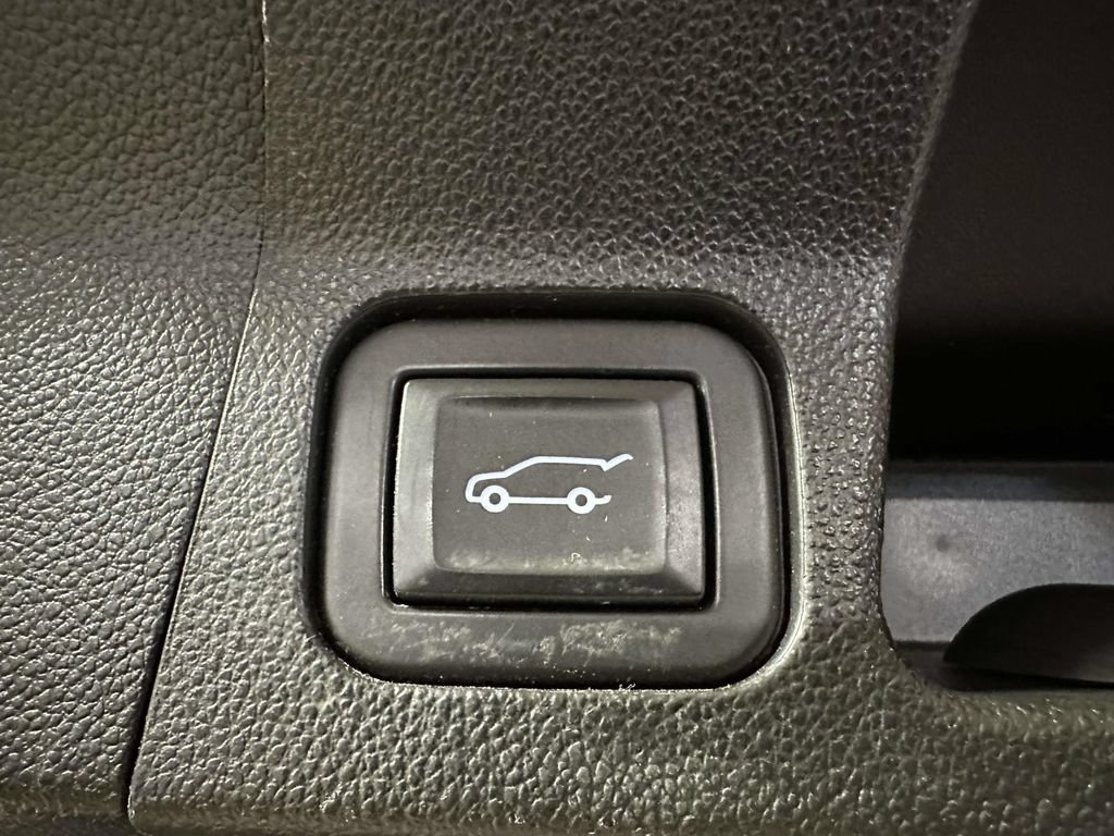 Used 2022 GMC Acadia Denali w/ Denali Technology Package AWD/4WD image 13