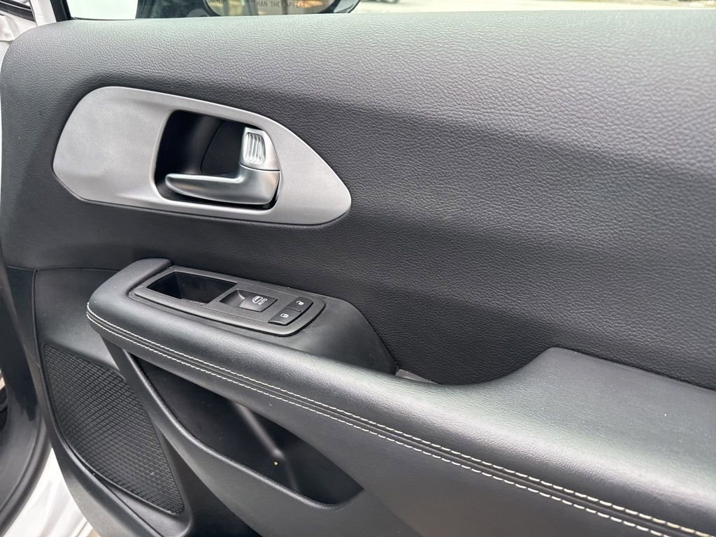 Used 2025 Chrysler Pacifica Limited image 34