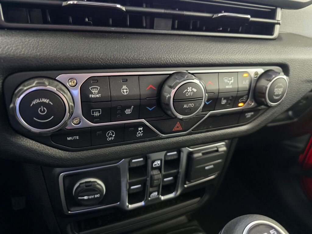 Used 2025 Jeep Wrangler Sport S image 32