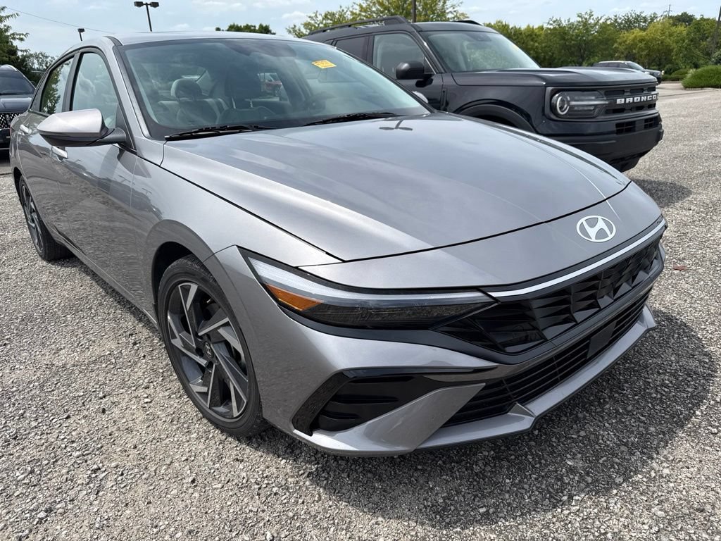 Used 2025 Hyundai Elantra Limited FWD image 12