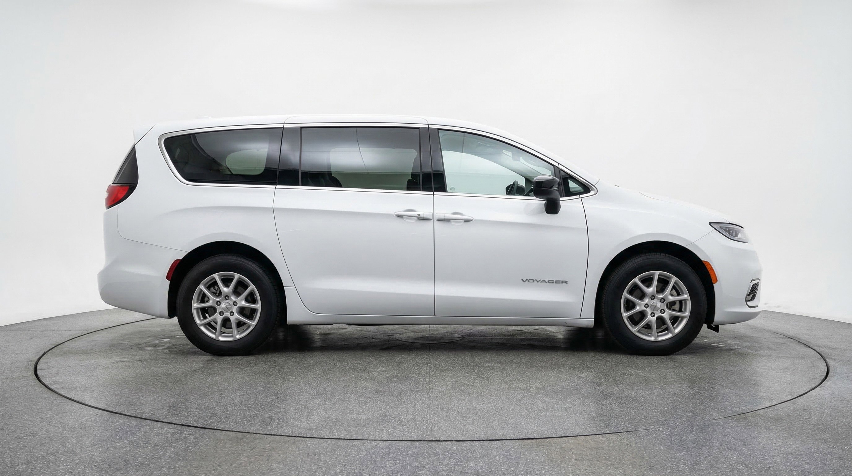 Used 2024 Chrysler Voyager LX image 11