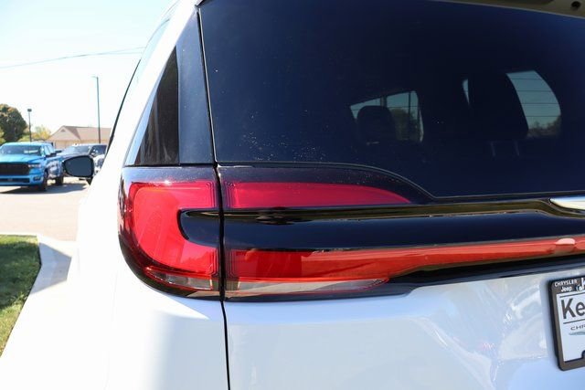 New 2026 Chrysler Pacifica Select image 33