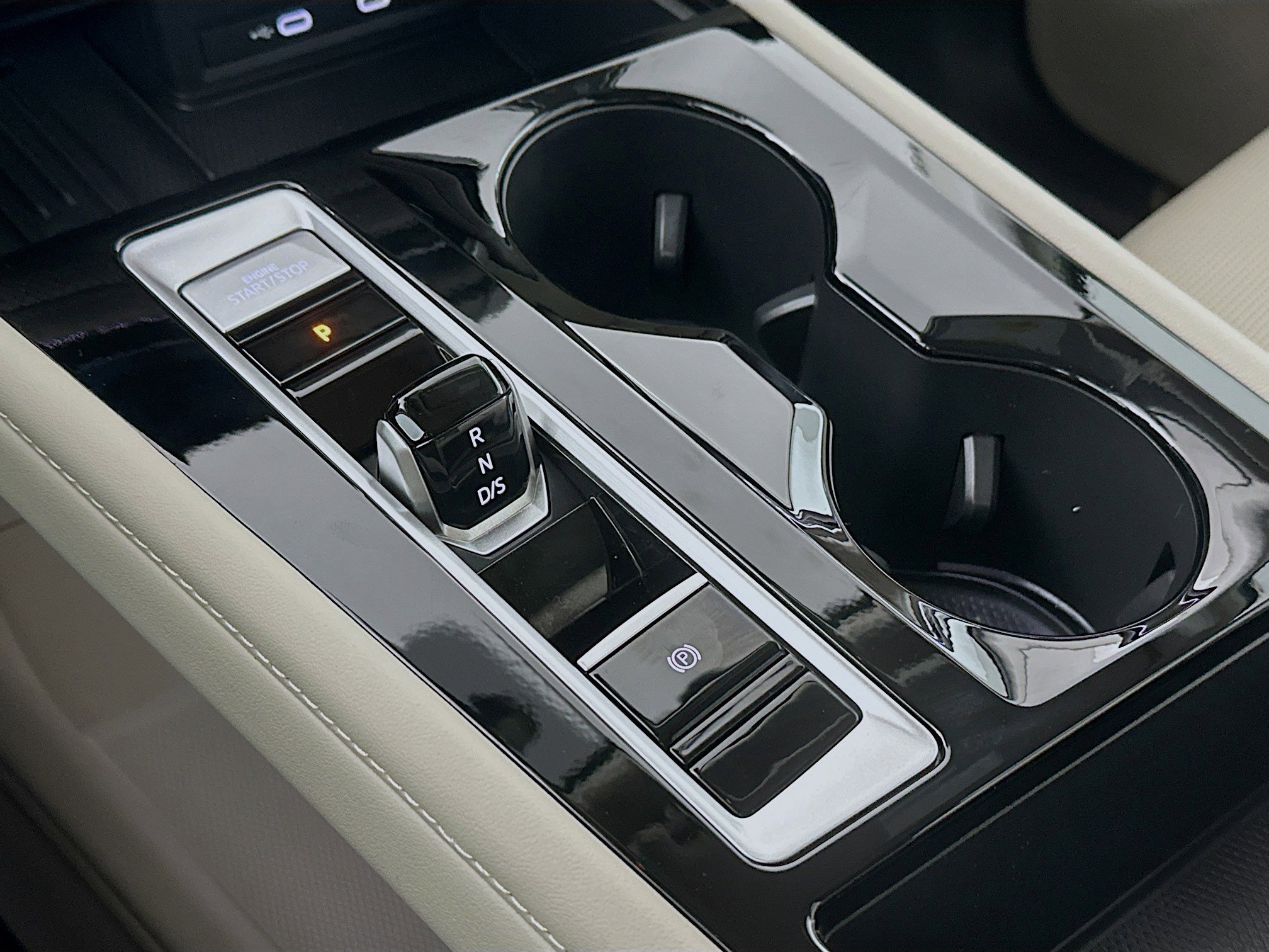 Certified 2025 Volkswagen Atlas SEL Premium R-Line image 17