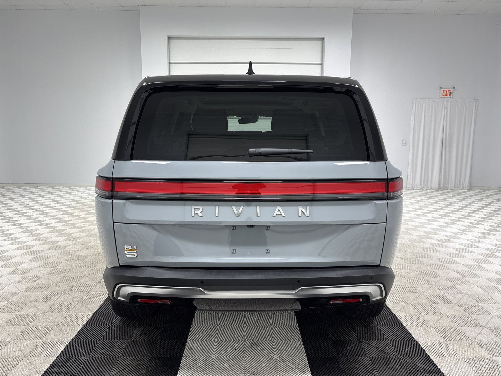 Used 2024 Rivian R1S Adventure image 4
