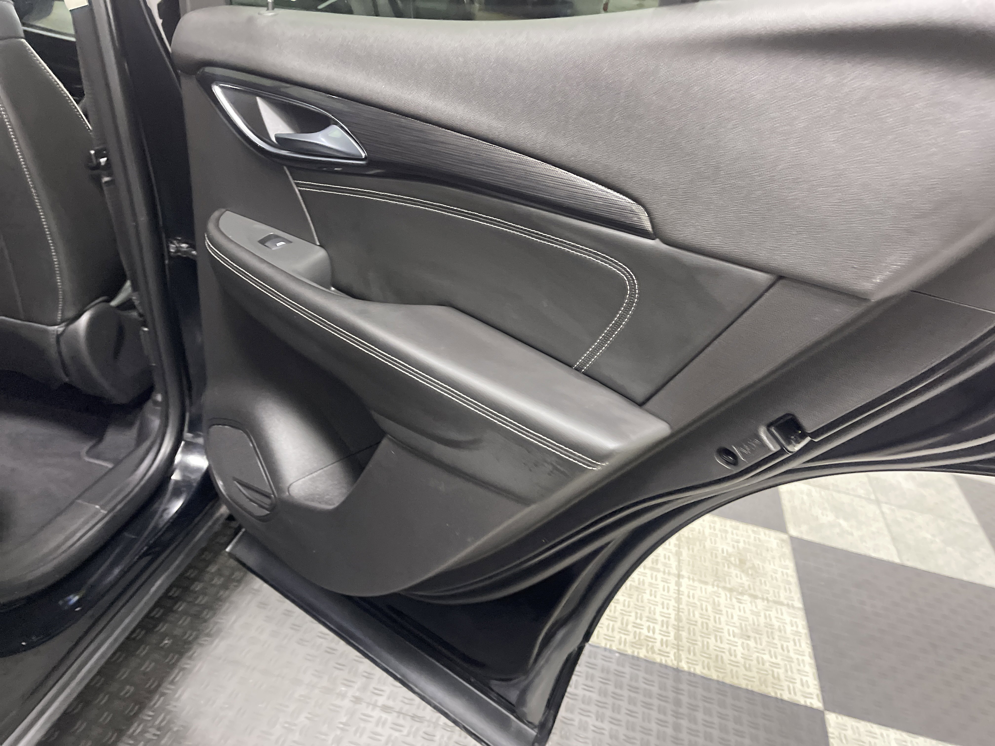 Used 2021 Buick Envision Essence w/ Sport Touring Package AWD/4WD image 19