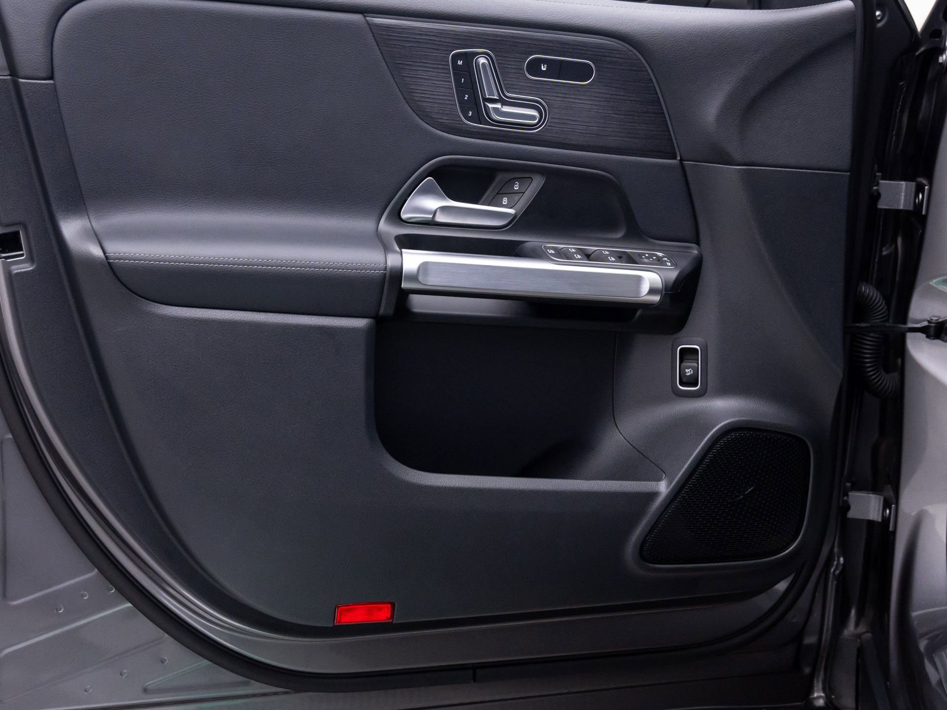 Used 2023 Mercedes-Benz EQB 300 4MATIC w/ Exclusive Package image 15