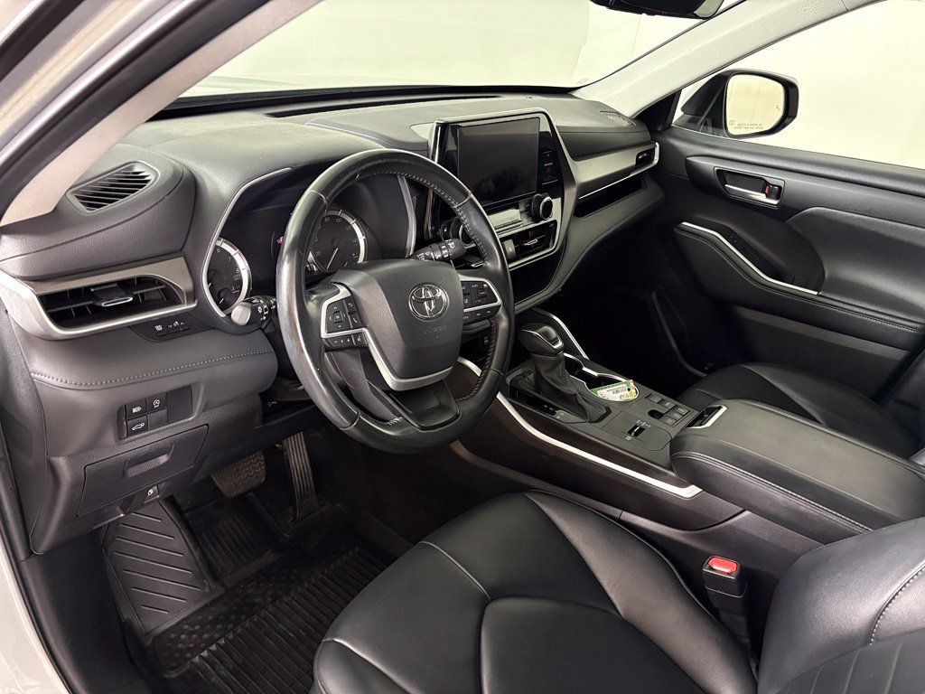 Used 2024 Toyota Highlander XLE FWD image 18