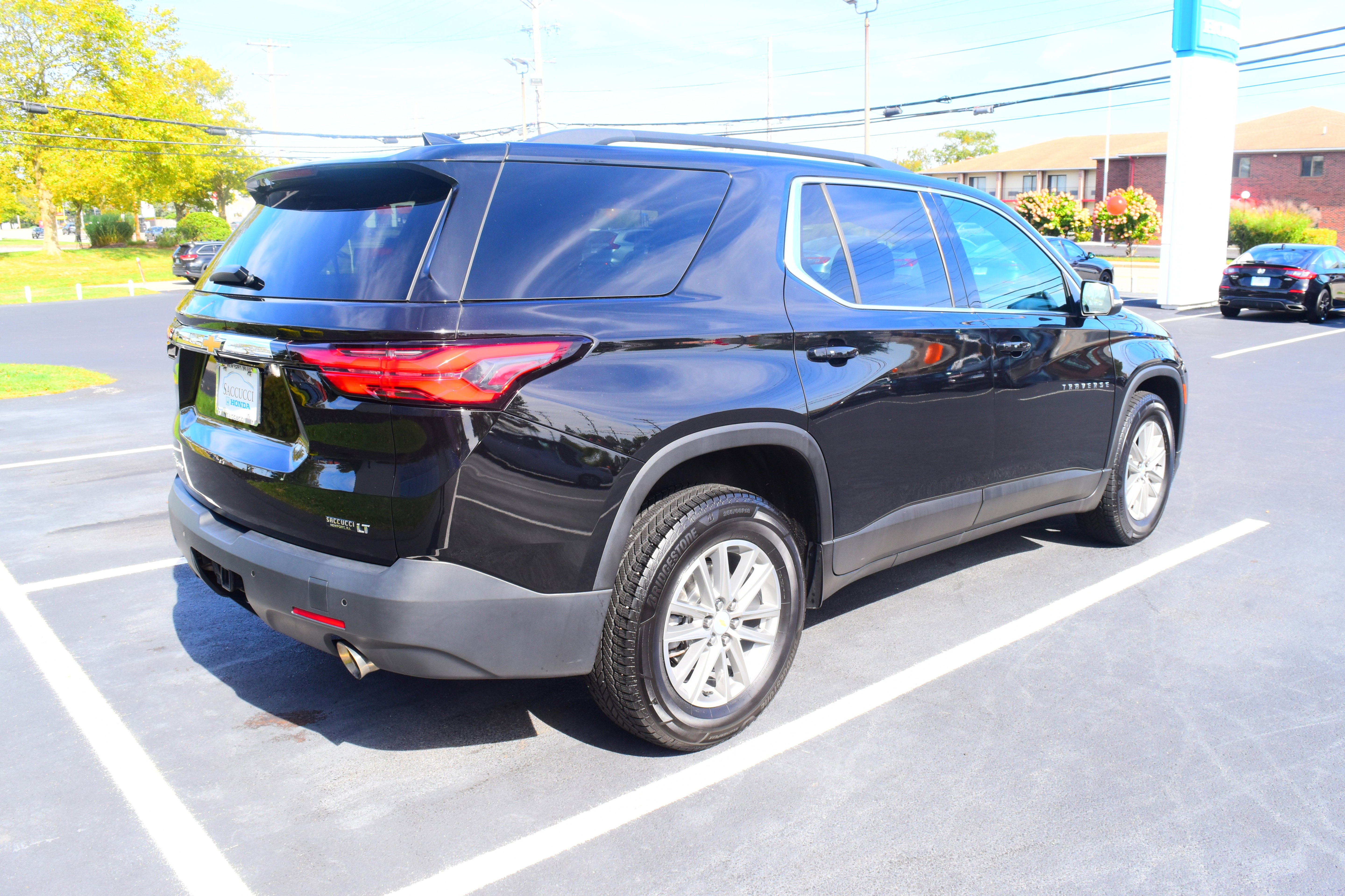 Used 2023 Chevrolet Traverse LT w/ Rear Camera Mirror Package image 3