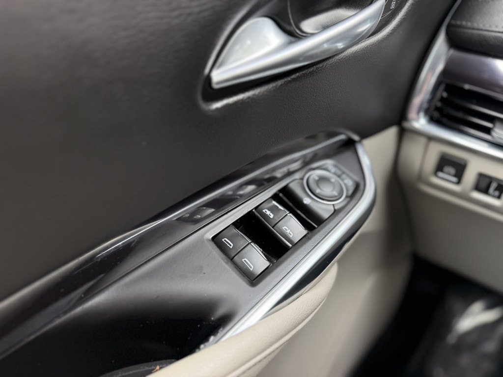 Used 2019 Cadillac XT4 Luxury w/ Cold Weather Package AWD/4WD image 9
