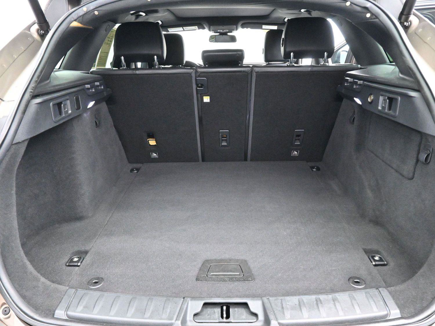 Used 2017 Jaguar F-PACE Premium image 9