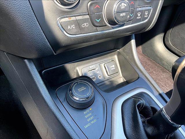 Used 2017 Jeep Cherokee High Altitude AWD/4WD image 23