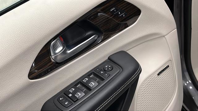 Used 2023 Chrysler Pacifica Limited w/ Uconnect Theater Family Group FWD image 22