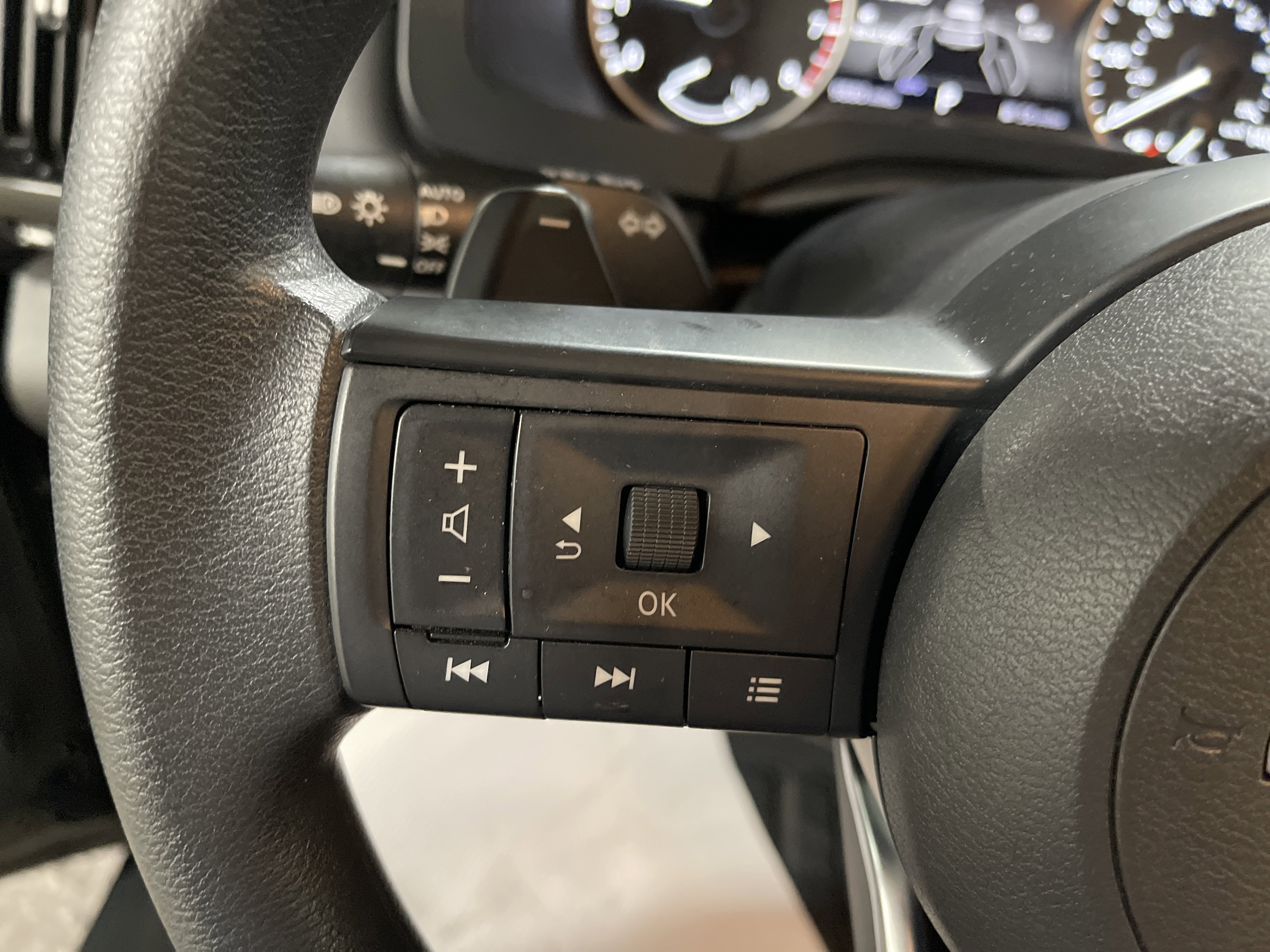 Used 2024 Nissan Pathfinder S image 19