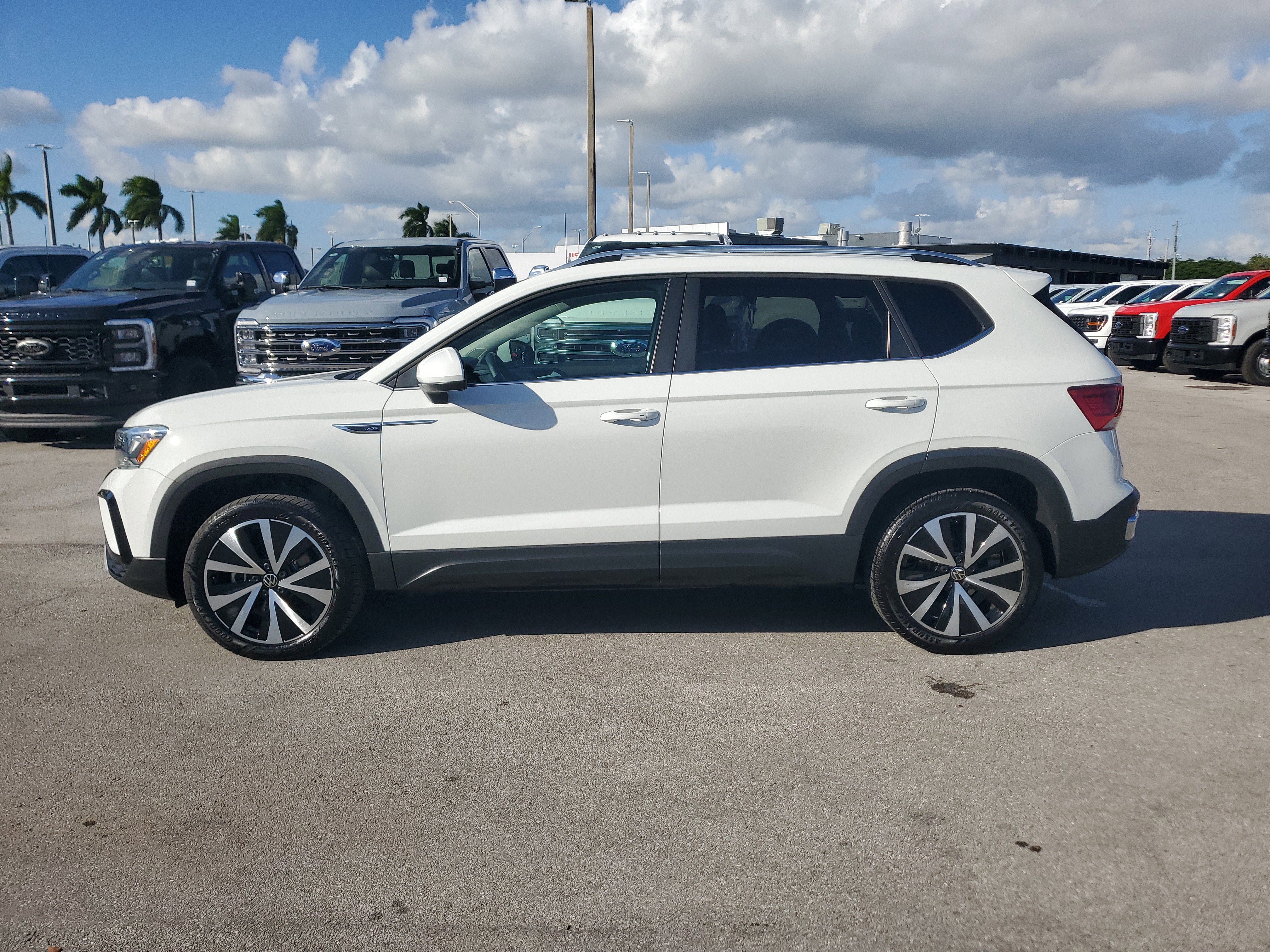 Used 2024 Volkswagen Taos SE image 8