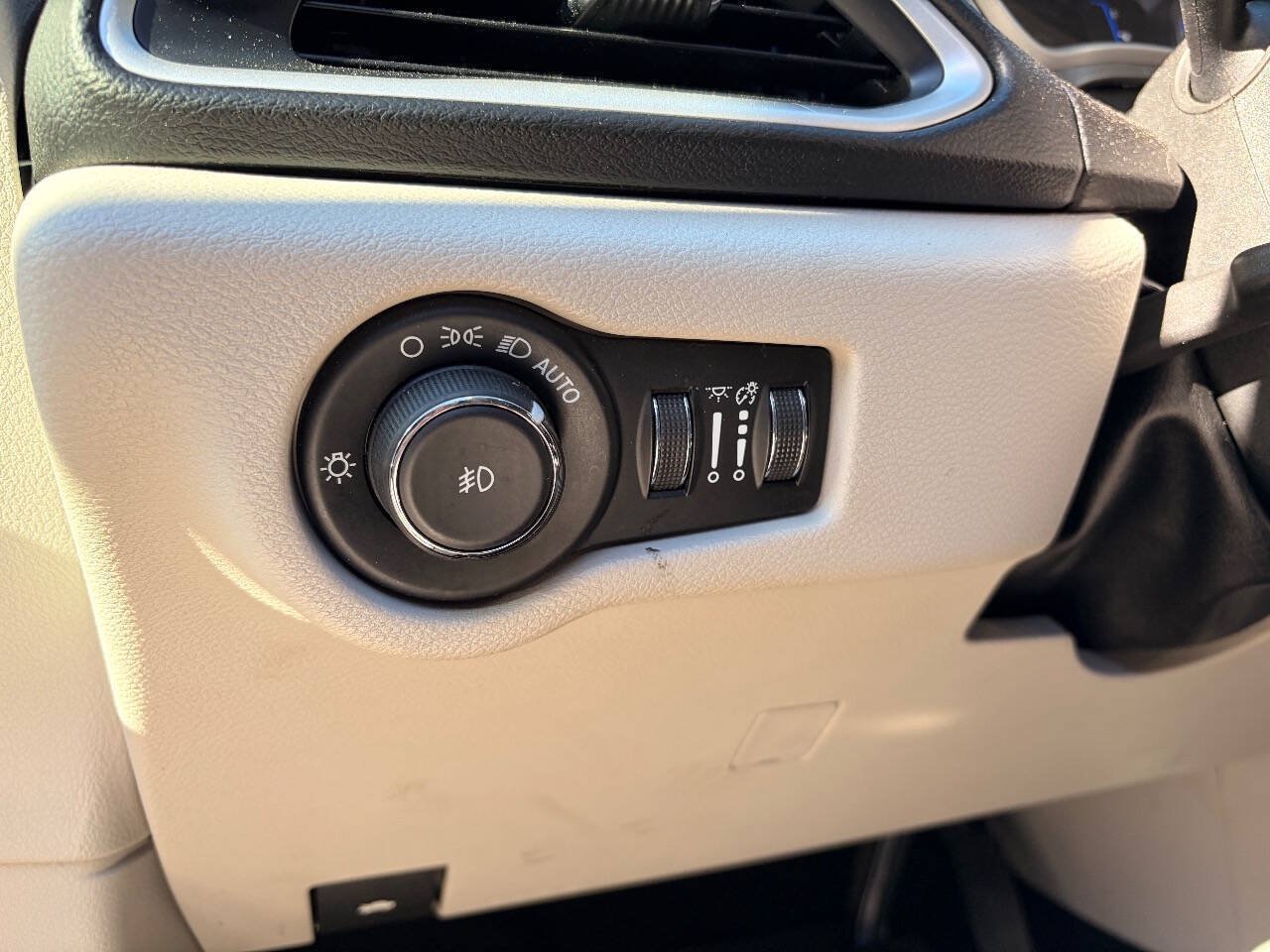 Used 2020 Chrysler Pacifica Touring-L FWD image 27