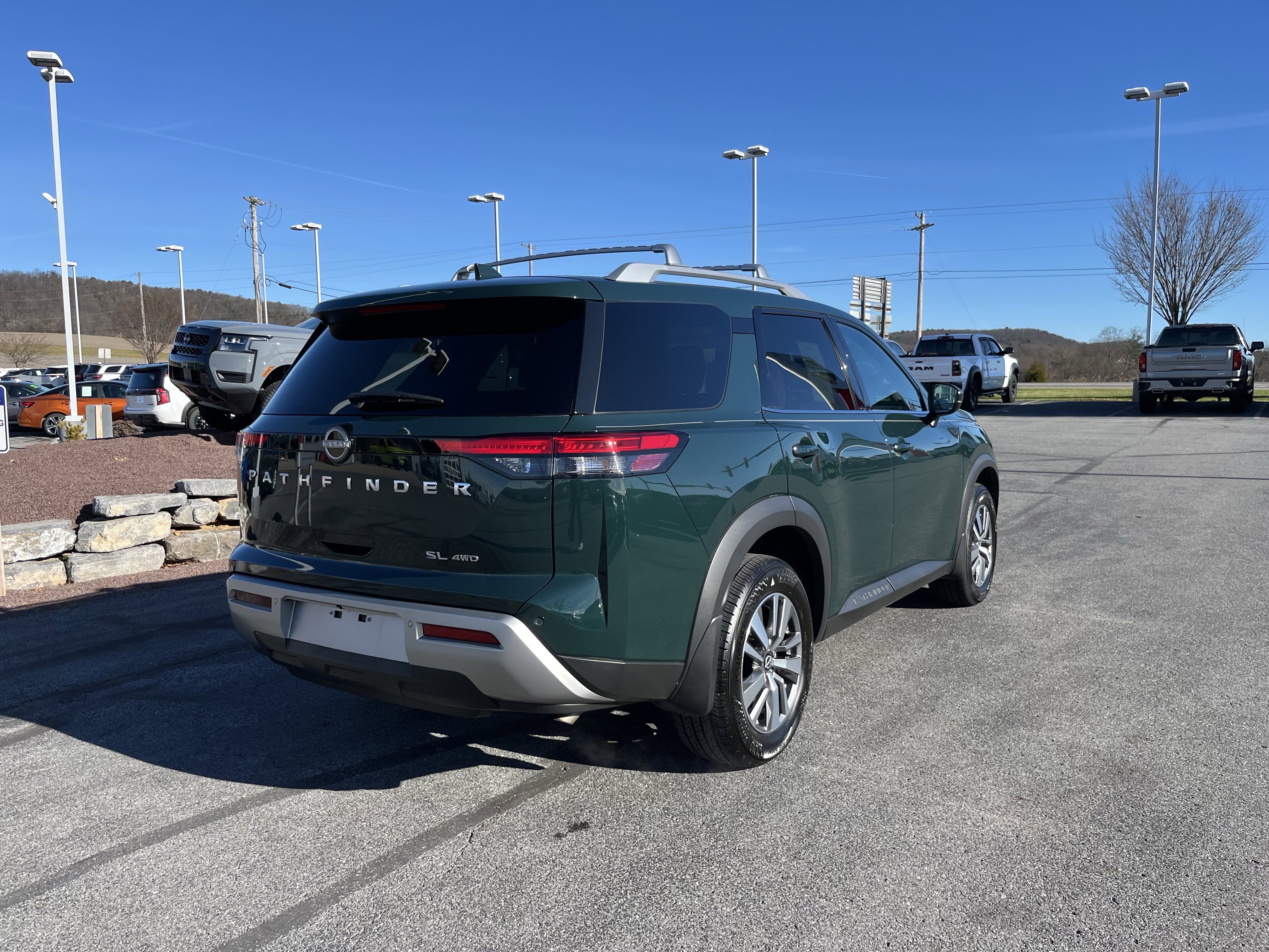 Used 2023 Nissan Pathfinder SL image 3